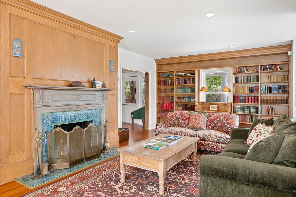 IntDesignDiva's tweet photo. Wildmoor, a circa-1800s house in East Hampton owned by Jacki O's paternal grandfather where she spent summers. https://t.co/uZ7Ub2G5op