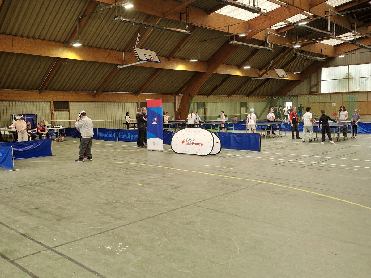 FFTTIDF's tweet photo. Ce mardi le Conseil Régional IDF
organisait l'évènement "Ta région en mode Sport" sur la base de loisirs de Cergy pour les collégiens et lycéens.
Côté Tennis de Table, un atelier de pratique &amp; Ping VR, animés par le CD95, piloté par la ligue IDF avec environ 160 jeunes. https://t.co/KEmSHDQiYl