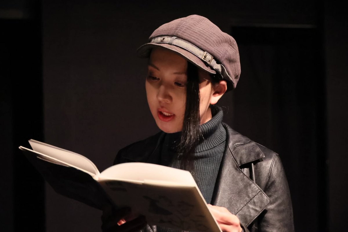 mmak2026's tweet photo. 出演者紹介☕

演目：『Tea for Pod -25日のあなた- 』
​出演：恋宵（アクターズ仙台）

ある時は劇作家。ある時は演出家。ある時は俳優。ある時は落語家。
アクターズ仙台の座長を務めながら、圧倒的な熱量で挑み続ける多才で多彩な表現者。

マジックやジャグリングで魅せるステージの中、今作の短編劇では静かに、観客を奥深い追体験へといざないます✉️

6月は仙台五橋のクォータースタジオにて、長編『Noire -時の名残り-』に出演予定。
短編から長編へ。ぜひ劇場で、作品ごとの違いを味わってください！

（写真は昨年11月公演の一コマ）