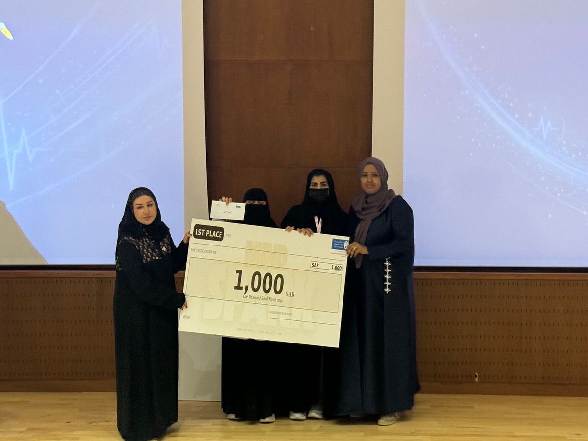 nurscol's tweet photo. برعاية عميد الكلية.. مسابقة MindSpark تعزز الابتكار البحثي لدى طلبة التمريض

برعاية سعادة عميد الكلية، وبحضور سعادة وكيل الكلية للتطوير والجودة، نظّمت كلية التمريض ممثلةً بقسم تمريض صحة المجتمع والصحة النفسية والعقلية، وبالتعاون مع وحدة الأنشطة الطلابية، يوم الأربعاء 6 مايو 2026م، مسابقة MindSpark “ملتقى المشاريع البحثية الابتكارية”، بهدف دعم الابتكار وتعزيز التفكير الإبداعي لدى طلبة التمريض، وتحفيزهم على تقديم أفكار بحثية نوعية تسهم في تطوير الممارسات الصحية والتمريضية.

وجاء تنظيم المسابقة بمشاركة فاعلة من أقسام تمريض الباطني الجراحي، وتمريض صحة الأمومة والطفولة، وقسم تعليم وإدارة التمريض، في إطار جهود الكلية الرامية إلى تعزيز التميز الأكاديمي، ورفع جودة المخرجات التعليمية، وتمكين الطلبة من ربط المعرفة النظرية بالتطبيق العملي، بما يتوافق مع مستهدفات الحوكمة والجودة والابتكار في البيئة الجامعية.

وأكدت رئيسة قسم تمريض صحة المجتمع والصحة النفسية والعقلية، الدكتورة علياء الغامدي، أن مسابقة MindSpark تأتي امتدادًا لدور القسم في دعم المبادرات الأكاديمية النوعية التي تعزز التفكير الابتكاري لدى الطلبة، وتمنحهم مساحة عملية لتحويل أفكارهم البحثية إلى مشاريع قابلة للتطوير والتطبيق في بيئات الرعاية الصحية.

وقالت الدكتورة علياء الغامدي:
إن ما قدمه الطلبة من أفكار ومشاريع بحثية يعكس وعيًا متقدمًا بأهمية الابتكار في مهنة التمريض، وقدرة واضحة على توظيف المعرفة العلمية في معالجة تحديات واقعية تمس جودة الرعاية الصحية وسلامة المرضى. ونفخر في القسم بهذه المشاركات التي تؤكد أن الاستثمار في عقول الطلبة هو أحد أهم مسارات تطوير التعليم التمريضي، وتعزيز أثره في خدمة المجتمع والمنظومة الصحية

وشهدت المسابقة تقديم أكثر من 12 عرضًا علميًا، خُصص لكل مشروع منها خمس دقائق، استعرض خلالها الطلبة مجموعة من الأفكار والمشاريع الابتكارية في عدد من التخصصات التمريضية الدقيقة، شملت استخدام التقنيات الحديثة، وتحسين تجربة المريض، ورفع كفاءة الأداء التمريضي، وتطوير جودة الرعاية الصحية.

وعكست المشاريع المشاركة مستوى متميزًا من الإبداع البحثي لدى الطلبة، وقدرتهم على توظيف المعرفة العلمية في معالجة تحديات واقعية داخل بيئات الرعاية الصحية، من خلال مقترحات تطبيقية قابلة للتطوير، تسهم في دعم مهنة التمريض وتعزيز أثرها في المنظومة الصحية.

وفي ختام المسابقة، كرّمت الكلية أفضل ثلاثة مشاريع بناءً على نتائج لجنة التحكيم،

وحصل على المركز الأول، مشروع بعنوان:
“Enhancing Neonatal Nursing Student Knowledge and Confidence in Skin-To-Skin (Kangaroo Care) Through Virtual Reality (VR) Simulation Training”، تحت إشراف الدكتورة نسرين الشامي، وبمشاركة الطالبات أروى القحطاني، وعد الهزاع، وحنان سند، وندى يحيى، ومرام الأكلبي.

فيما حصل على المركز الثاني،  مشروع بعنوان:
“Effectiveness of Pain ShotBlocker in Reducing Vaccination Pain in Pediatric”، تحت إشراف الدكتورة صفية باكرمان، ومن إعداد الطالبة ريوف العتيبي.

أما المركز الثالث، فكان من نصيب مشروع بعنوان:
“Noise Reduction in the Acute Care Unit (ACU) Setting”، تحت إشراف الدكتور أحمد النهاري، وبمشاركة الطلاب سلطان فلاته، وهمام عيسى، ويحيى طوهري، وصالح الحارثي، وصالح القحطاني.

وتُعد مسابقة MindSpark منصة أكاديمية مهمة لإبراز قدرات طلبة التمريض في البحث والابتكار، وتشجيعهم على تقديم حلول إبداعية قابلة للتطبيق، بما يسهم في تطوير التعليم التمريضي، والارتقاء بجودة الرعاية الصحية، وتعزيز حضور كلية التمريض في دعم المبادرات الطلابية النوعية