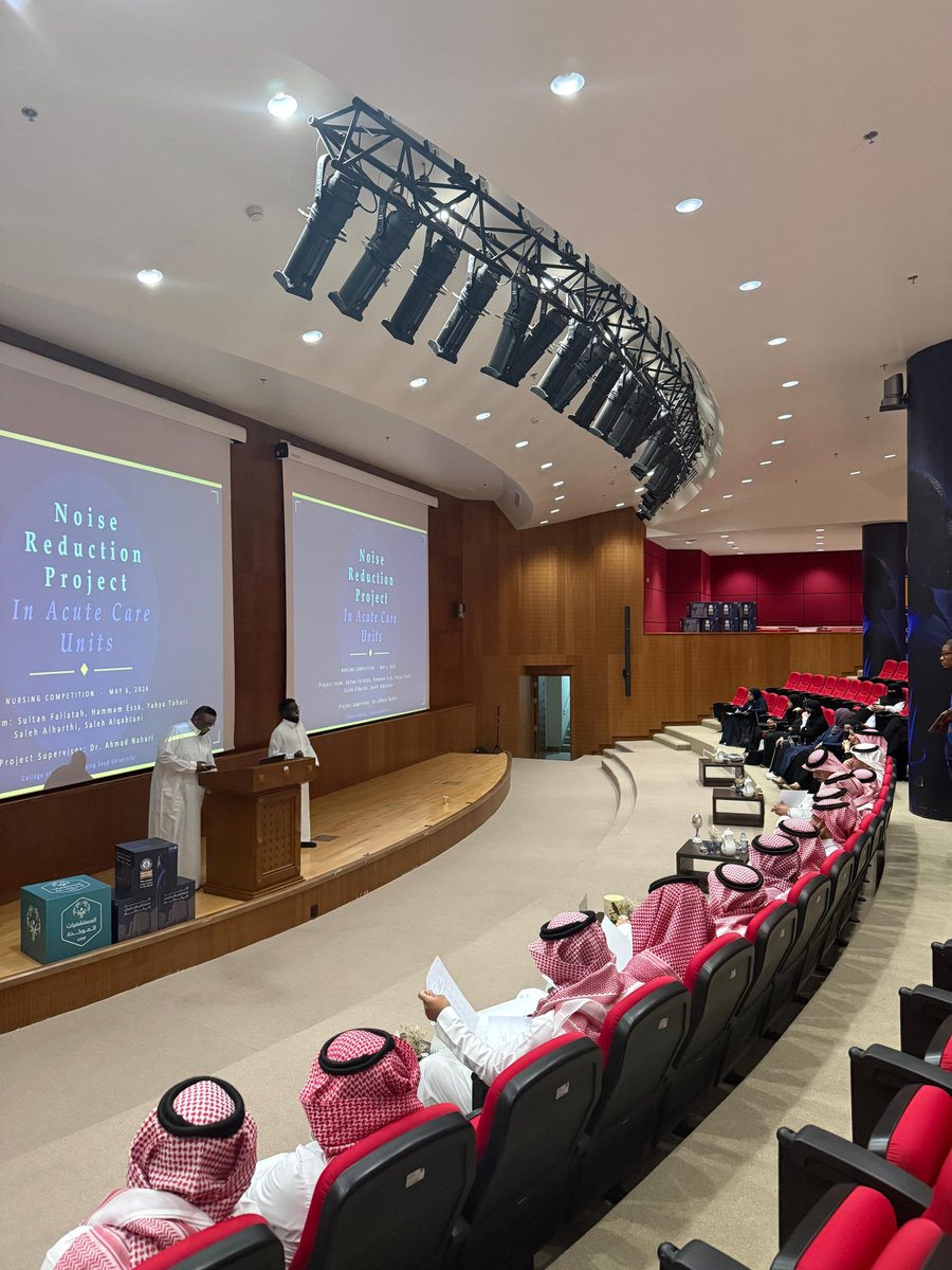 nurscol's tweet photo. برعاية عميد الكلية.. مسابقة MindSpark تعزز الابتكار البحثي لدى طلبة التمريض

برعاية سعادة عميد الكلية، وبحضور سعادة وكيل الكلية للتطوير والجودة، نظّمت كلية التمريض ممثلةً بقسم تمريض صحة المجتمع والصحة النفسية والعقلية، وبالتعاون مع وحدة الأنشطة الطلابية، يوم الأربعاء 6 مايو 2026م، مسابقة MindSpark “ملتقى المشاريع البحثية الابتكارية”، بهدف دعم الابتكار وتعزيز التفكير الإبداعي لدى طلبة التمريض، وتحفيزهم على تقديم أفكار بحثية نوعية تسهم في تطوير الممارسات الصحية والتمريضية.

وجاء تنظيم المسابقة بمشاركة فاعلة من أقسام تمريض الباطني الجراحي، وتمريض صحة الأمومة والطفولة، وقسم تعليم وإدارة التمريض، في إطار جهود الكلية الرامية إلى تعزيز التميز الأكاديمي، ورفع جودة المخرجات التعليمية، وتمكين الطلبة من ربط المعرفة النظرية بالتطبيق العملي، بما يتوافق مع مستهدفات الحوكمة والجودة والابتكار في البيئة الجامعية.

وأكدت رئيسة قسم تمريض صحة المجتمع والصحة النفسية والعقلية، الدكتورة علياء الغامدي، أن مسابقة MindSpark تأتي امتدادًا لدور القسم في دعم المبادرات الأكاديمية النوعية التي تعزز التفكير الابتكاري لدى الطلبة، وتمنحهم مساحة عملية لتحويل أفكارهم البحثية إلى مشاريع قابلة للتطوير والتطبيق في بيئات الرعاية الصحية.

وقالت الدكتورة علياء الغامدي:
إن ما قدمه الطلبة من أفكار ومشاريع بحثية يعكس وعيًا متقدمًا بأهمية الابتكار في مهنة التمريض، وقدرة واضحة على توظيف المعرفة العلمية في معالجة تحديات واقعية تمس جودة الرعاية الصحية وسلامة المرضى. ونفخر في القسم بهذه المشاركات التي تؤكد أن الاستثمار في عقول الطلبة هو أحد أهم مسارات تطوير التعليم التمريضي، وتعزيز أثره في خدمة المجتمع والمنظومة الصحية

وشهدت المسابقة تقديم أكثر من 12 عرضًا علميًا، خُصص لكل مشروع منها خمس دقائق، استعرض خلالها الطلبة مجموعة من الأفكار والمشاريع الابتكارية في عدد من التخصصات التمريضية الدقيقة، شملت استخدام التقنيات الحديثة، وتحسين تجربة المريض، ورفع كفاءة الأداء التمريضي، وتطوير جودة الرعاية الصحية.

وعكست المشاريع المشاركة مستوى متميزًا من الإبداع البحثي لدى الطلبة، وقدرتهم على توظيف المعرفة العلمية في معالجة تحديات واقعية داخل بيئات الرعاية الصحية، من خلال مقترحات تطبيقية قابلة للتطوير، تسهم في دعم مهنة التمريض وتعزيز أثرها في المنظومة الصحية.

وفي ختام المسابقة، كرّمت الكلية أفضل ثلاثة مشاريع بناءً على نتائج لجنة التحكيم،

وحصل على المركز الأول، مشروع بعنوان:
“Enhancing Neonatal Nursing Student Knowledge and Confidence in Skin-To-Skin (Kangaroo Care) Through Virtual Reality (VR) Simulation Training”، تحت إشراف الدكتورة نسرين الشامي، وبمشاركة الطالبات أروى القحطاني، وعد الهزاع، وحنان سند، وندى يحيى، ومرام الأكلبي.

فيما حصل على المركز الثاني،  مشروع بعنوان:
“Effectiveness of Pain ShotBlocker in Reducing Vaccination Pain in Pediatric”، تحت إشراف الدكتورة صفية باكرمان، ومن إعداد الطالبة ريوف العتيبي.

أما المركز الثالث، فكان من نصيب مشروع بعنوان:
“Noise Reduction in the Acute Care Unit (ACU) Setting”، تحت إشراف الدكتور أحمد النهاري، وبمشاركة الطلاب سلطان فلاته، وهمام عيسى، ويحيى طوهري، وصالح الحارثي، وصالح القحطاني.

وتُعد مسابقة MindSpark منصة أكاديمية مهمة لإبراز قدرات طلبة التمريض في البحث والابتكار، وتشجيعهم على تقديم حلول إبداعية قابلة للتطبيق، بما يسهم في تطوير التعليم التمريضي، والارتقاء بجودة الرعاية الصحية، وتعزيز حضور كلية التمريض في دعم المبادرات الطلابية النوعية