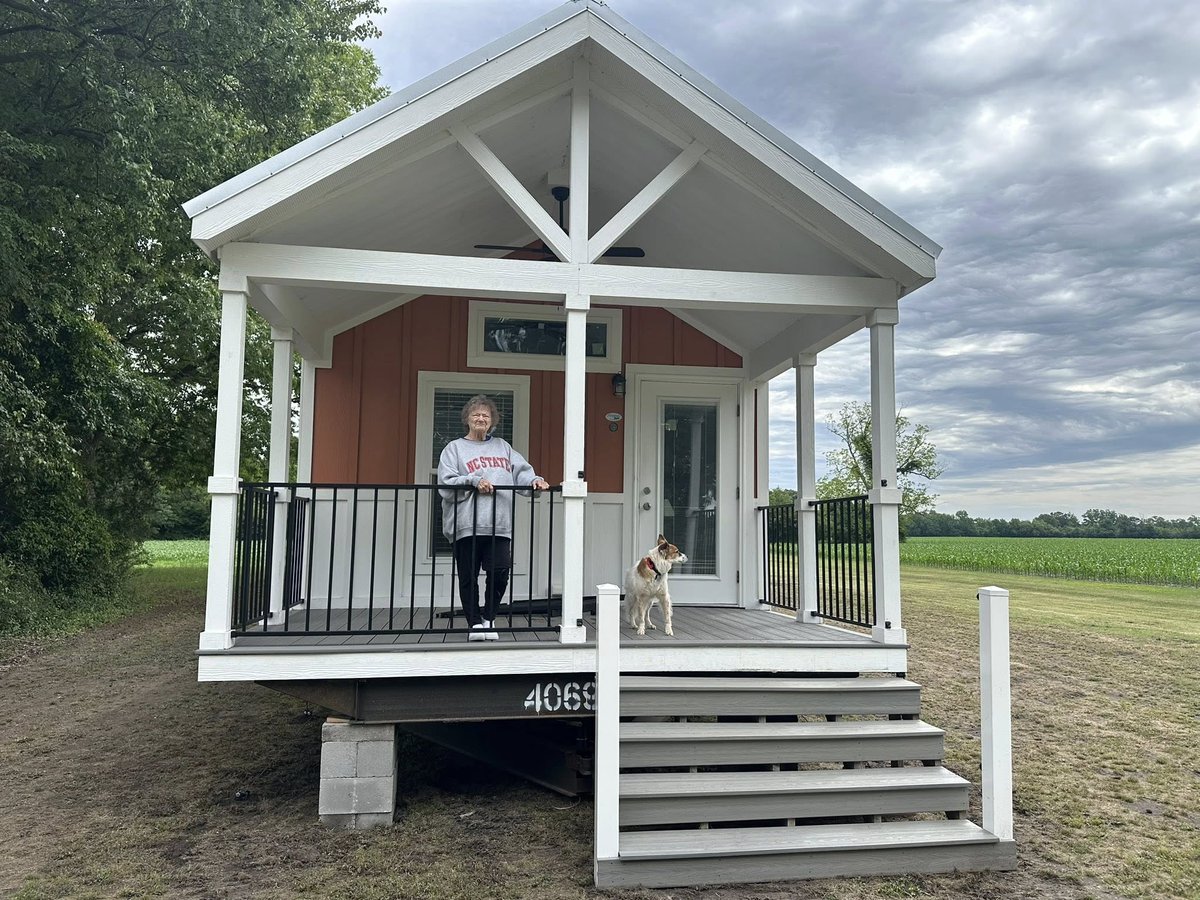 modern_housing's tweet photo. Saturday delivery! Thank you, Mrs. Pelletier for your business! #ModernHousing #parkmodel #parkmodelrv https://t.co/ex4JAkzIQu