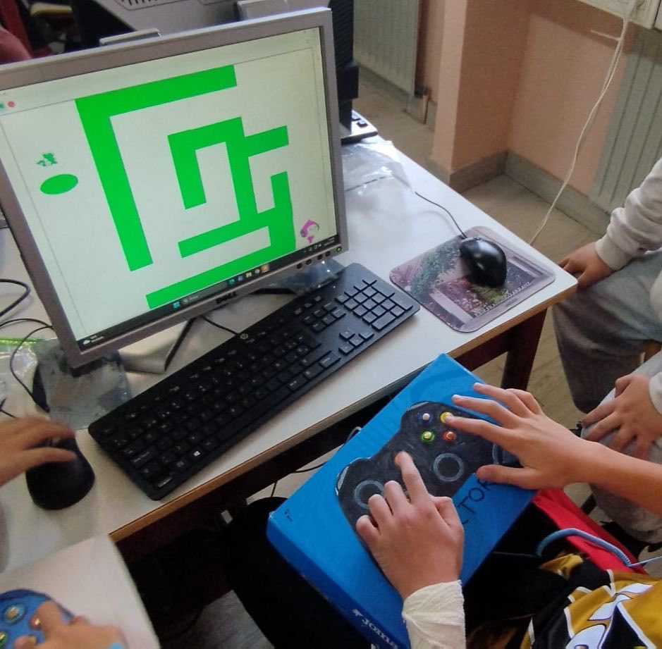 nukaortego's tweet photo. 🎮Con el Proyecto de mando de juego, los alumnos/as del @CeipFcoArranz han podido ser protagonistas de todas las fases de un vídeo juego: han hecho la programación con Scratch y han fabricado su mando con Clic&amp;Play. 👾
#CodigoEscuela4_0_Madrid https://t.co/YFdoEbEGWL
