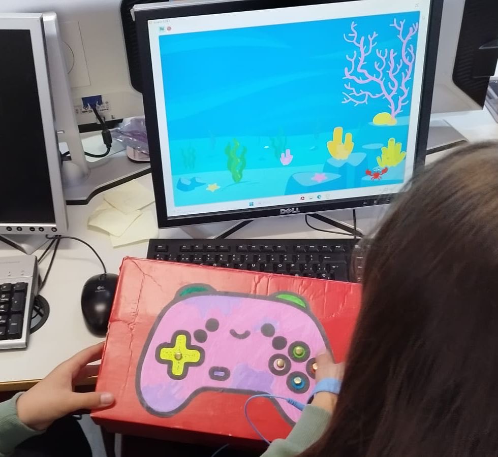 nukaortego's tweet photo. 🎮Con el Proyecto de mando de juego, los alumnos/as del @CeipFcoArranz han podido ser protagonistas de todas las fases de un vídeo juego: han hecho la programación con Scratch y han fabricado su mando con Clic&amp;Play. 👾
#CodigoEscuela4_0_Madrid https://t.co/YFdoEbEGWL