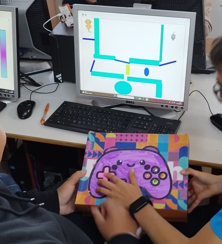nukaortego's tweet photo. 🎮Con el Proyecto de mando de juego, los alumnos/as del @CeipFcoArranz han podido ser protagonistas de todas las fases de un vídeo juego: han hecho la programación con Scratch y han fabricado su mando con Clic&amp;Play. 👾
#CodigoEscuela4_0_Madrid https://t.co/YFdoEbEGWL