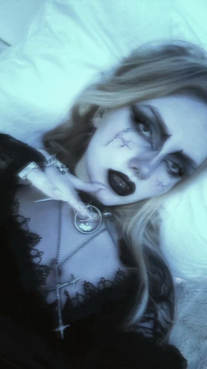 𝕷𝖎𝖛𝖎𝖓𝖌 𝖉𝖊𝖆𝖉 𝖌𝖎𝖗𝖑 tweet media