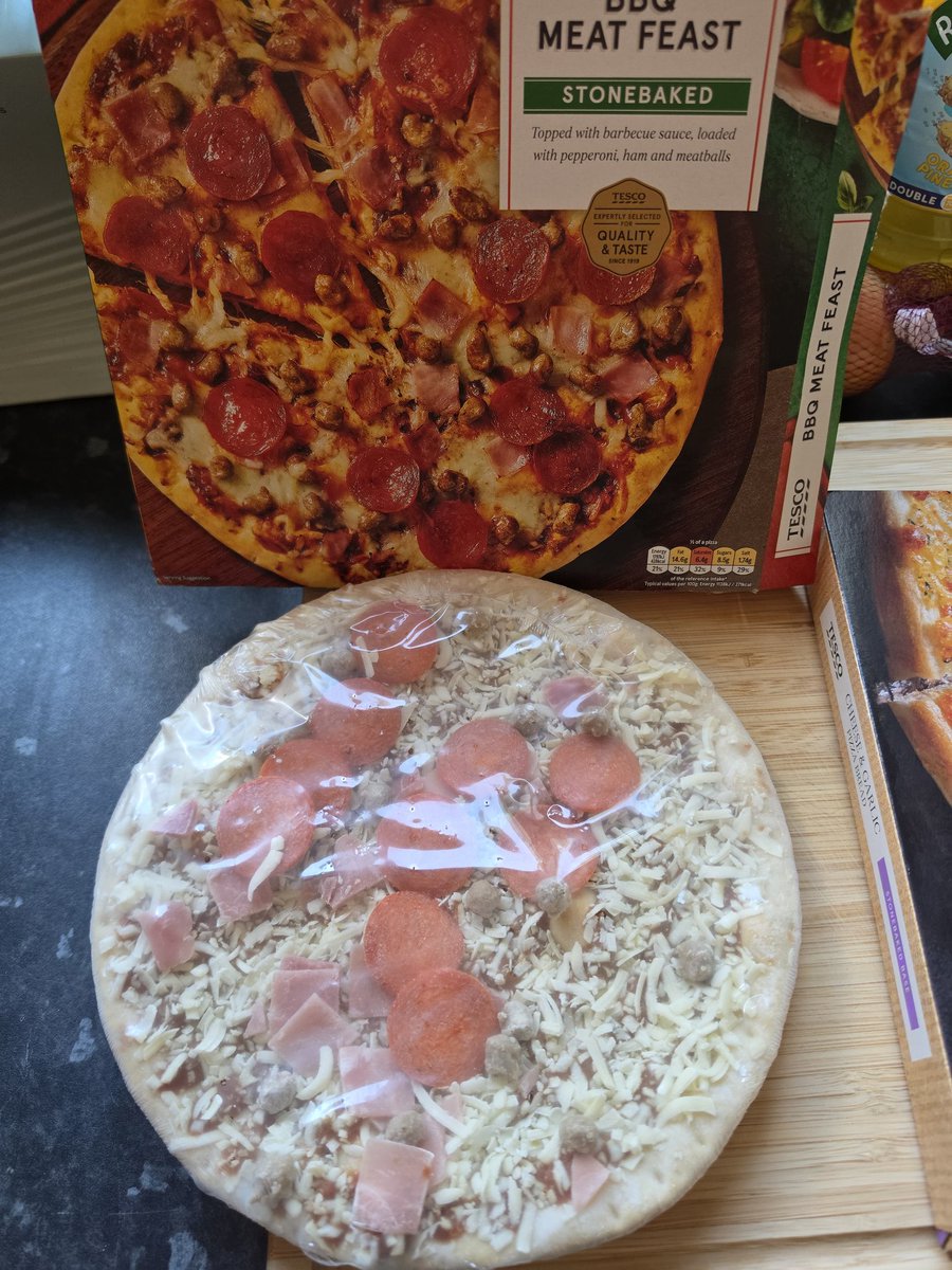 Mr_Toodlepip's tweet photo. Come on @Tesco you have got to be joking. Your picture on the box has more meatballs in one quarter than I have on the whole thing! https://t.co/SeGvBDyof5