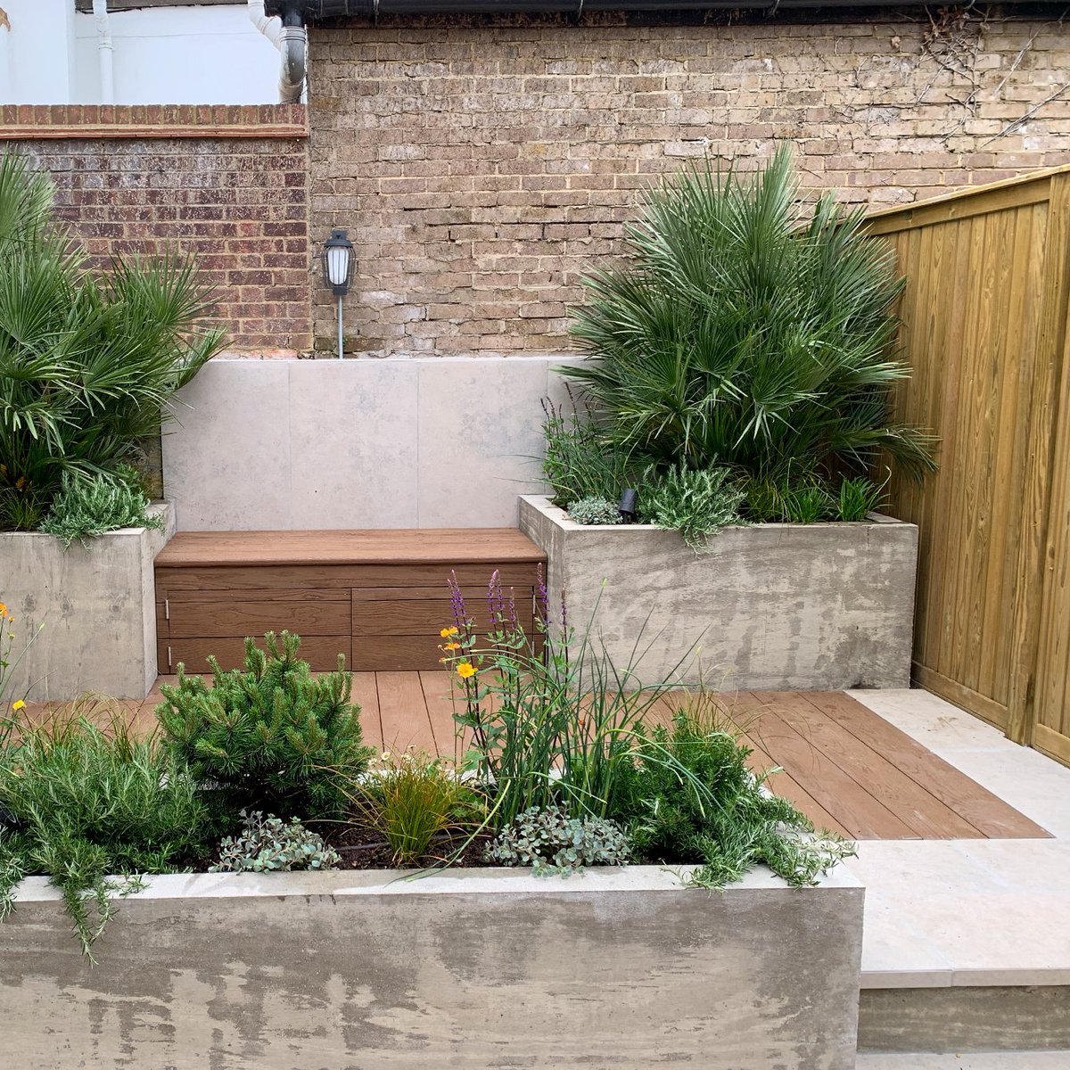 Jacksonsfencing's tweet photo. Small garden, thoughtfully designed.

Defined levels and sections come together with our Vertical Tongue and Groove Effect panels for a sleek, modern finish.

Our Tongue and Groove panels: https://t.co/8PjRShyrof https://t.co/mOzFPr1rIN