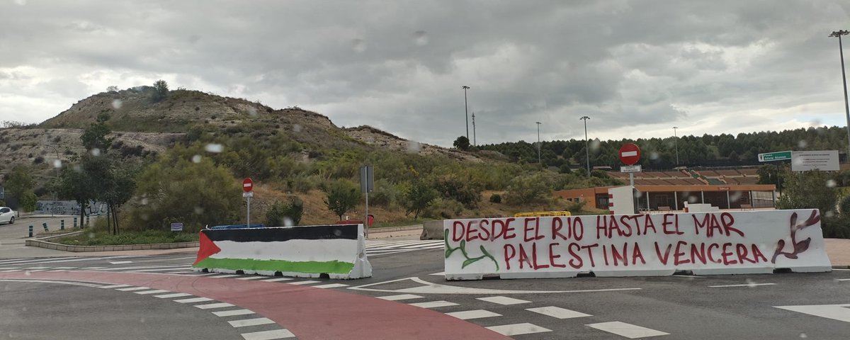JanetteNovo's tweet photo. Los vándalos y extremistas siguen haciendo de las suyas en #Rivas pintarrajeando paredes y mobiliario urbano con total impunidad. 
La permisividad del @AytoRivas convierte nuestro municipio en ciudad sin ley, sin ordenanzas y sin seguridad jurídica. https://t.co/xRXCmtD3tz