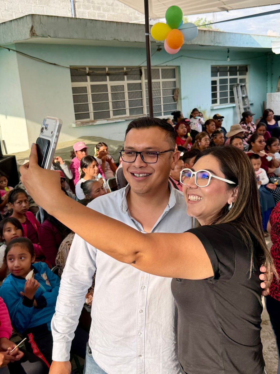 GenovevaHuerta's tweet photo. En el @PANPuebla2427 creemos en las causas que unen y en la alegría de nuestras familias. 💙

Gracias a mi querido amigo @LuisPach98, en #Tochtepec vivimos un encuentro muy cercano y lleno de sonrisas, celebrando a nuestras niñas y niños.  👧🏻👦🏻

No hay mejor regalo que verlos felices, conviviendo y creciendo en comunida