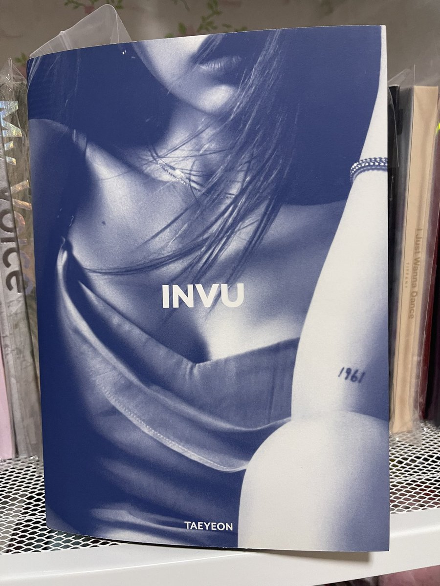 soulstillhere's tweet photo. พร้อมส่ง บั้มเปล่า INVU Blue ver.
    ❤️‍🩹 มีตำหนิกระดาษลอก ส่วนปกเป็นแบบนี้อยู่แล้วนะคะ
    💙 250฿ ส่งฟรี

#ตลาดนัดโซชิ #ตลาดนัดโซวอน #ตลาดนัดsnsd #ตลาดนัดแทยอน #ตลาดนัดtaeyeon https://t.co/XYzMT77cFZ