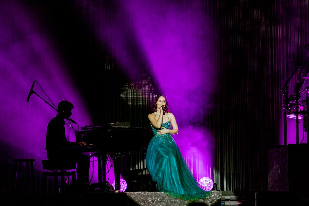 Celtic_Woman's tweet photo. Another little ‘A New Era’ tour roundup ✨

1. Celtic Woman x Times Square
2. It’s showtime
3. Selfie moments
4. Songs that still give us chills - ‘River’ https://t.co/PjLNhiPf5b