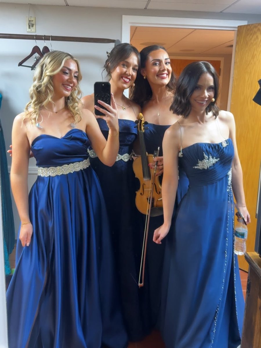 Celtic_Woman's tweet photo. Another little ‘A New Era’ tour roundup ✨

1. Celtic Woman x Times Square
2. It’s showtime
3. Selfie moments
4. Songs that still give us chills - ‘River’ https://t.co/PjLNhiPf5b