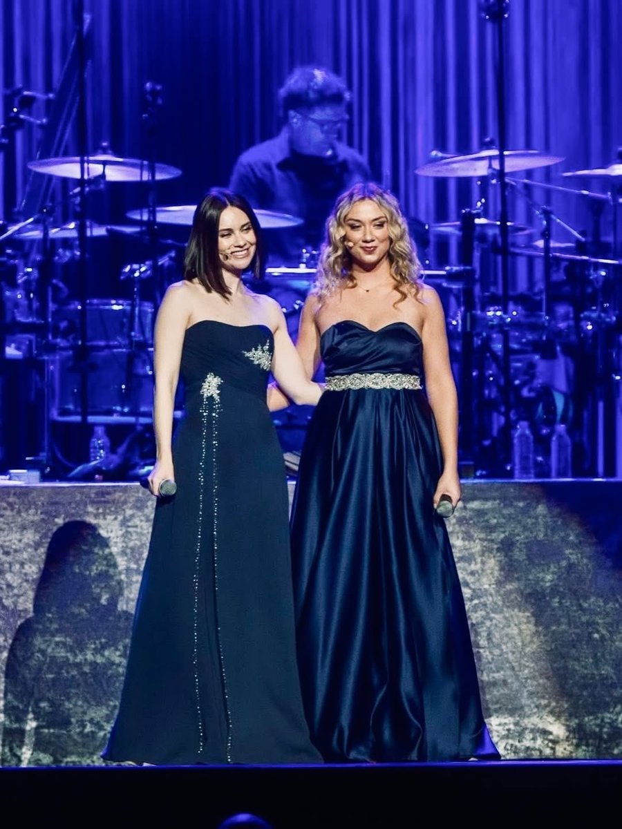 Celtic_Woman's tweet photo. 5. Stages that felt like home
6. Dancing the show away
7. Akron Civic Hall, Ohio
8. End of show celebrations

📷 John Formosa and The Florida Theatre https://t.co/KrDgE5cuVp