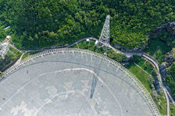 ChinaEmbPoland's tweet photo. #Chiński teleskop #FAST, „Niebiańskie Oko”, dostaje nowe #kable. Sześć stalnych lin, pierwotnie importowanych, po licznych testach jest teraz w pełni produkowanych w Chinach. Ich zadanie to niezwykle precyzyjne prowadzenie 30-tonnowej kabiny odbiorczej. Cichy lifting dla gigantycznego oka na niebie. #technologia