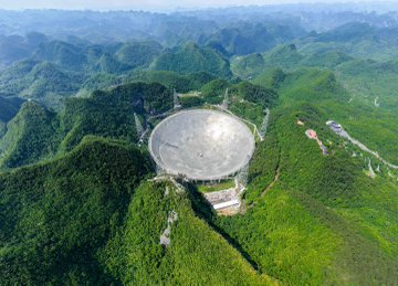 ChinaEmbPoland's tweet photo. #Chiński teleskop #FAST, „Niebiańskie Oko”, dostaje nowe #kable. Sześć stalnych lin, pierwotnie importowanych, po licznych testach jest teraz w pełni produkowanych w Chinach. Ich zadanie to niezwykle precyzyjne prowadzenie 30-tonnowej kabiny odbiorczej. Cichy lifting dla gigantycznego oka na niebie. #technologia