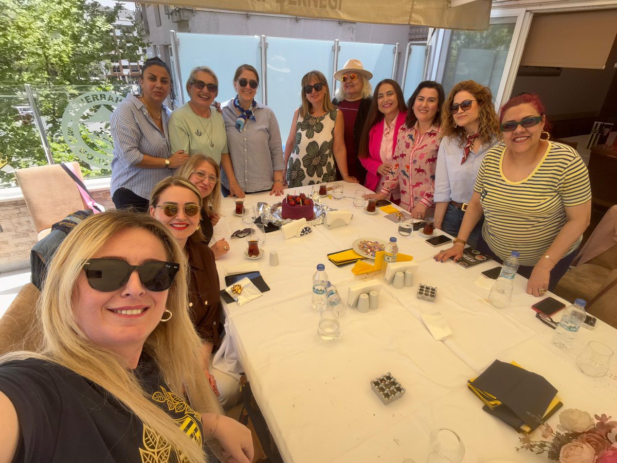 FBGDER's tweet photo. Fenerbahçe Gönüllüleri Derneği Kadın Kolları’nın her ay geleneksel olarak düzenlediği kahvaltıda, bu ay da derneğimiz lokalinde bir araya geldik. 💛💙
Samimi sohbetlerin, dayanışmanın ve Fenerbahçe sevgisinin ön planda olduğu bu güzel buluşmada emeği geçen herkese teşekkür ederiz. ☕✨

#Fenerbahçe #FenerbahçeGönüllüleri #KadınKolları #GelenekselKahvaltı #FBGDER