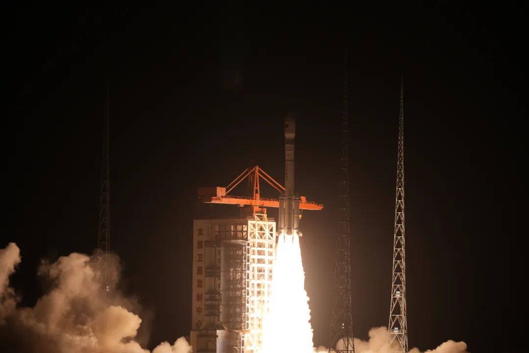 wulei2020's tweet photo. A modified #LongMarch6 carrier rocket blasted off at 7:59 pm Beijing time on May 12th from the Taiyuan Satellite Launch Center in North China's Shanxi Province, sending the eighth group of the #Spacesail Constellation into its predetermined orbit. https://t.co/Advbk5MSn9