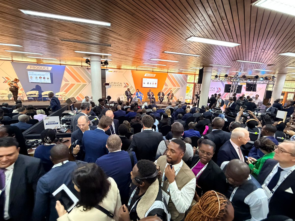 JulienNoronha's tweet photo. Depuis Nairobi, ce n’est pas seulement un événement qui s’est ouvert avec #AfricaForwardIC. C’est une conversation entre l’#Afrique et la France autour de nos grandes opportunités, et l’avenir que nous voulons construire ensemble.

Des entrepreneurs venus de plus de 40 pays africains et européens. 9 500 inscrits et 4 500 investisseurs, industriels, artistes, dirigeants économiques, créateurs, responsables publics réunis qui ont donné lieu à plus de 100 accords signés et plus de 700 rencontres d’affaires. Des parcours différents, des cultures différentes, mais une même conviction : les plus belles dynamiques naissent quand on ose se rencontrer.

Avec @AFD_France, @Proparco et @BusinessFrance, nous avons voulu imaginer un rendez-vous économique qui ressemble au monde qui change.

Un lieu où l’on vient participer, échanger, créer, nouer des liens et faire émerger des projets.

Alors nos équipes ont conçu un format vivant, ouvert, en mouvement :
- des agoras ouvertes
- des espaces de deals et de networking pour faire naître des opportunités concrètes
- des médias et créateurs de contenus pour amplifier les voix et les idées
- mais aussi de la musique, des expositions, des démonstrations, des happenings culturels et sportifs…

L’occasion également de réunir des dirigeants du Club Excellence pour une séquence d’échange exclusive avec @NicolasDufourcq et une délégation de parlementaires français : Sunna Design, MADCRM, Piriou, Groupe Ragni, Wearth Group, GL events, Artefact, Gregori International, Ellipse Group, Skynopy, Mediterrania Capital Partners.

Les partenariats durables ne se construisent pas uniquement autour d’une table. Ils se construisent aussi dans l’énergie collective, dans l’émotion, dans la confiance et dans l’envie partagée d’avancer ensemble.

Je suis particulièrement fier du travail accompli par les équipes de @Bpifrance, @MustafaCurlu, @ArnaudFloris et par tous nos partenaires mobilisés depuis des mois pour faire émerger ce grand rendez-vous Afrique-France, placé sous le haut patronage des présidents @EmmanuelMacron et @WilliamsRuto .

Ce que nous construisons ici dépasse largement un événement.

Nous créons des passerelles, des opportunités, des rencontres qui peuvent devenir des projets, des investissements, des aventures humaines.

Au fond, notre rôle est peut-être simplement celui-ci : créer les conditions pour que les personnes qui ont envie de bâtir l’avenir puissent enfin se rencontrer et construire ensemble.