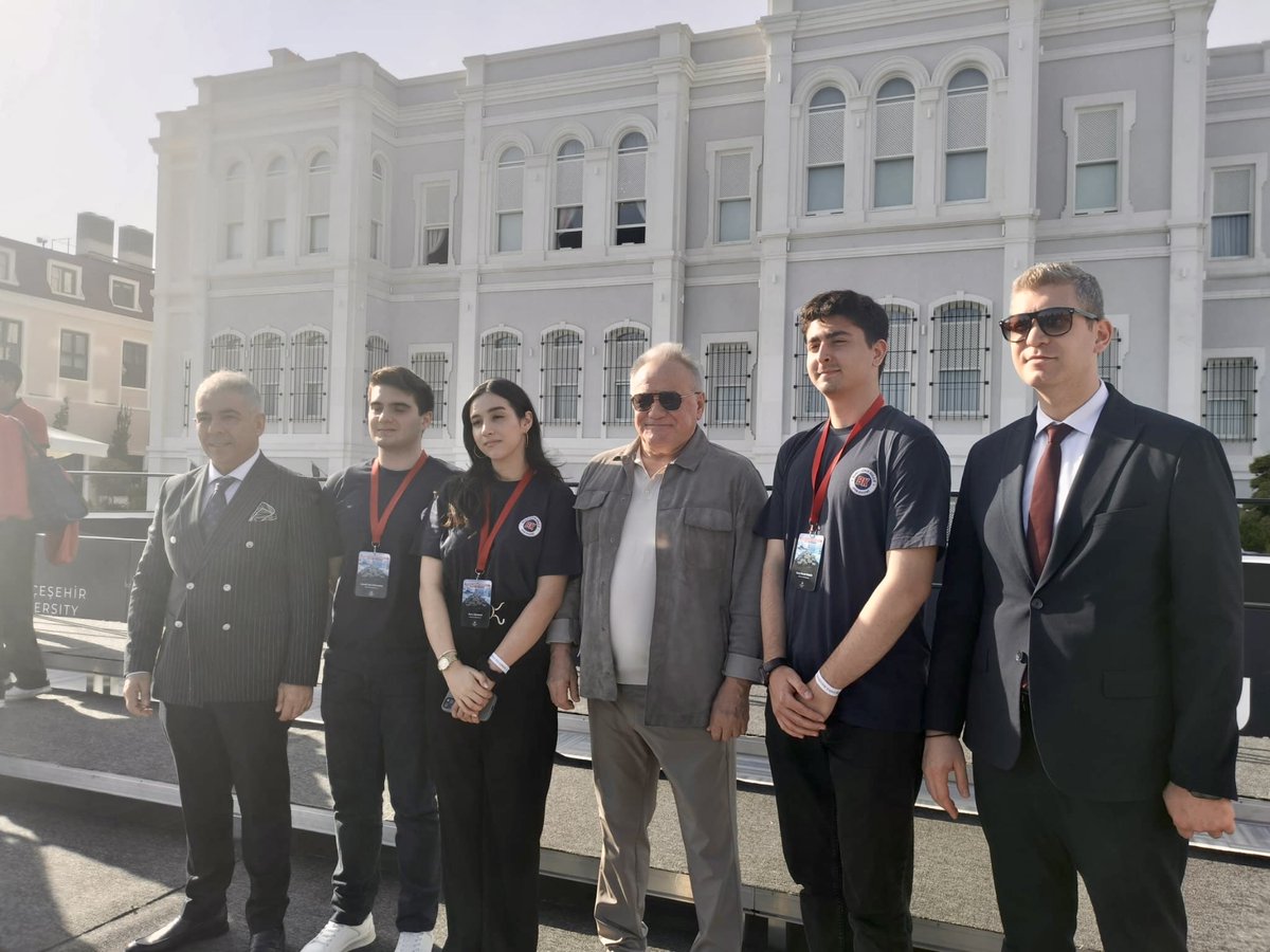 bhcshr_samlise's tweet photo. Sınırları Aşan Hayaller, Dünyanın Zirvesinde Yerini Aldı!

2025-2026 döneminde 372 ögrencimiz, Harvard, Stanford, Princeton ve Imperial College London gibi dünyanın en prestijli üniversitelerinden kabul alarak 1448 üniversiteyle yeni bir başarı rekoruna imza attı. https://t.co/FtLWELOrWv