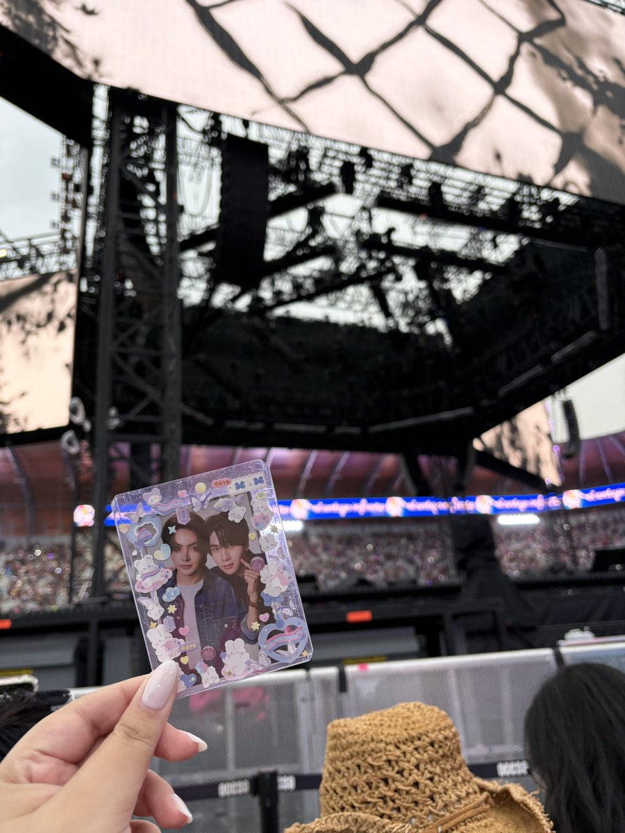 𝐝𝐢𝐚𝐧𝐚 ⁷ 🇲🇽 saw bts! #DUAL tweet media
