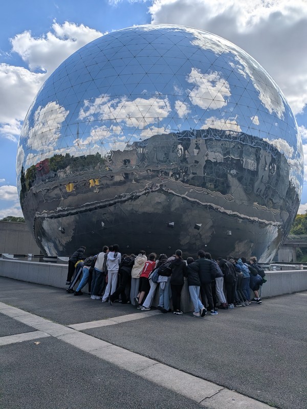 CollegeJBC's tweet photo. Les 6G à la Géode pour voir le film "Les baleines bleues : le retour des géants" dans le cadre du projet « L’Image des Océans » qui vise à sensibiliser les élèves au rôle essentiel de ces animaux marins dans l’équilibre de leur écosystème. https://t.co/1HoRo9FuCZ