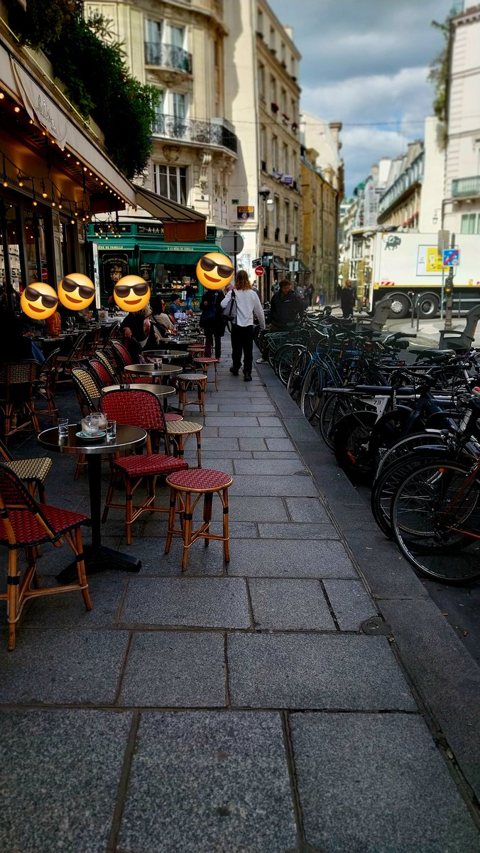 littlenemo75's tweet photo. Bonjour M. Le maire @ArielWeilT . Trouvez-vous normal le peu de place restant aux piétons, PMR, sur ce trottoir de la rue du Temple au trois quarts occupé par la terrasse étendue du café-restaurant " Le Oken " ?  ☹️ https://t.co/tGWnhcSoz3