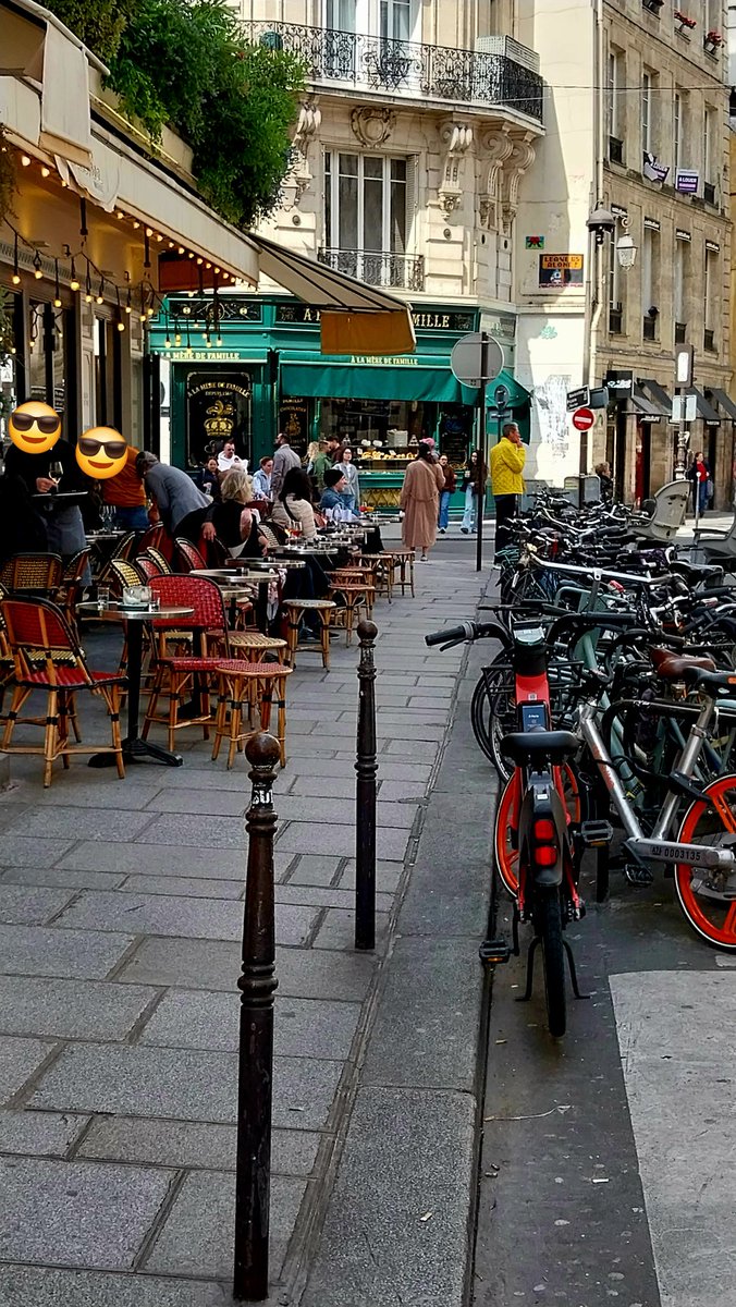 littlenemo75's tweet photo. Bonjour M. Le maire @ArielWeilT . Trouvez-vous normal le peu de place restant aux piétons, PMR, sur ce trottoir de la rue du Temple au trois quarts occupé par la terrasse étendue du café-restaurant " Le Oken " ?  ☹️ https://t.co/tGWnhcSoz3