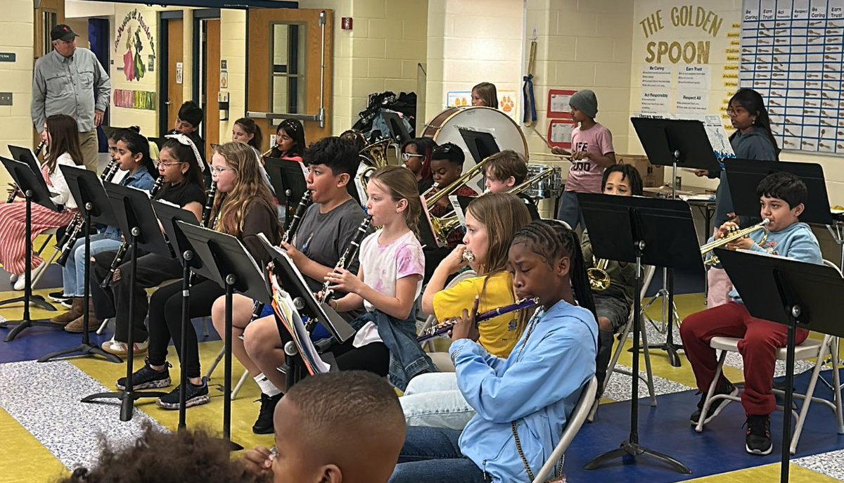 Bpt_BEARs's tweet photo. Yesterday morning, our 3rd &amp; 4th grade Bridgeport Bears got treated to a wonderful 4th grade band assembly! #BridgeportProud! https://t.co/kO47UPR4xP