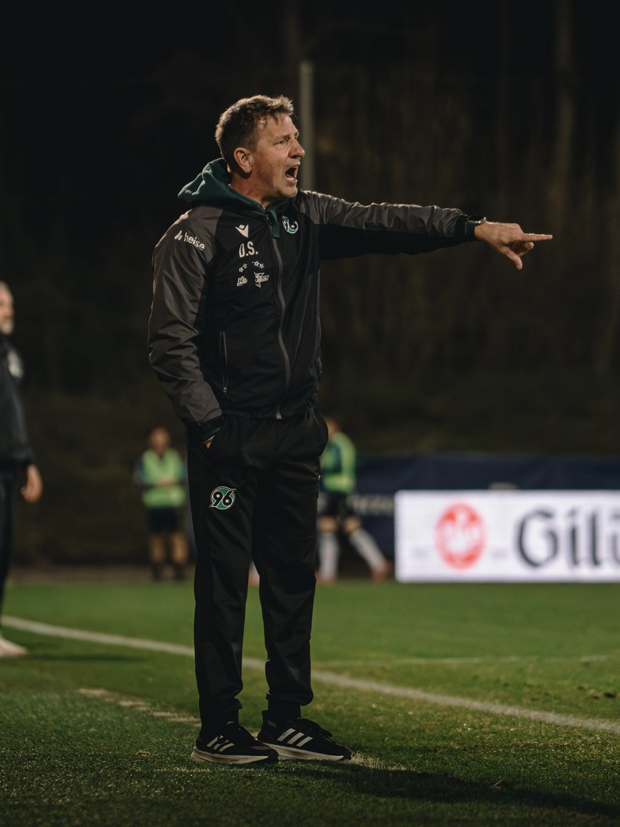 96Akademie's tweet photo. Vielen Dank für Deinen Einsatz in der 96-Akademie, lieber Daniel!

#Hannover96 #H96 #NiemalsAllein ⚫️⚪️💚 https://t.co/5X3hLjU69v
