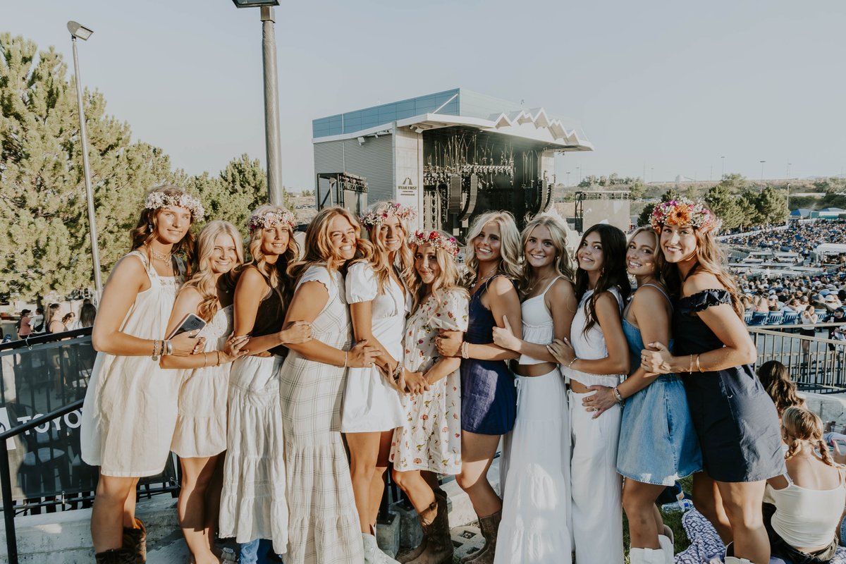utahfirstamp's tweet photo. Time to get the group chat together. Summer concerts are almost here! 🌼

📸 Vanessa Holt https://t.co/KiJVDXWVzV