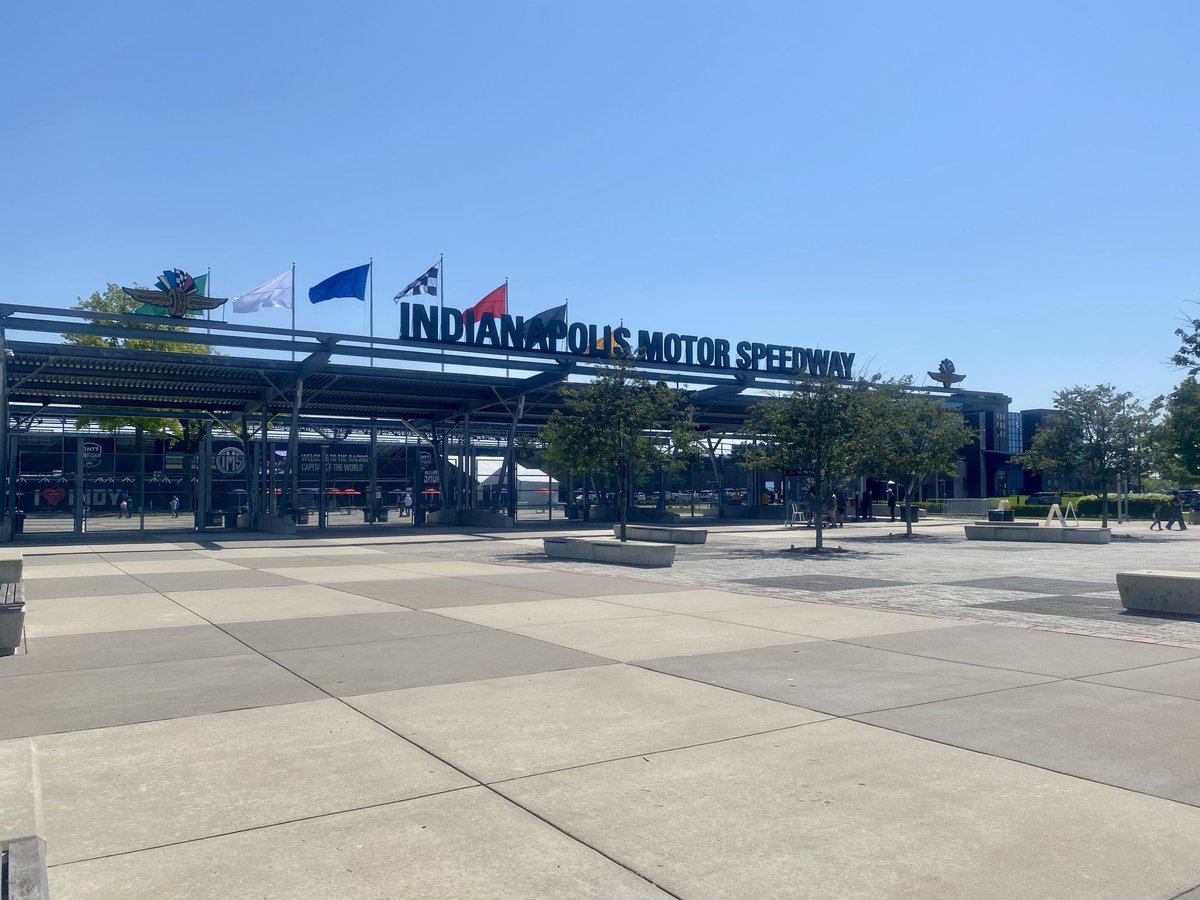 MeredithMimi's tweet photo. Day 1 of practice for the 110th Indianapolis 500 @IMS https://t.co/Ap3sWtLHQv