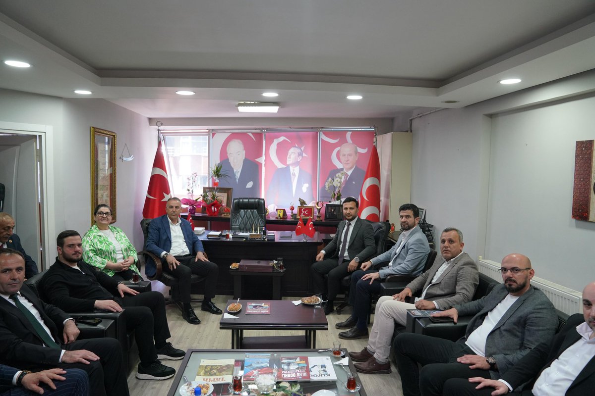 cetinkaya_salim's tweet photo. İlçe Ba��kan Yardımcılarımız, İlçe Yönetim Kurulu Üyelerimiz ile birlikte MHP Ümraniye İlçe Başkanı 
Murat Ali Kılıçarslan'a hayırlı olsun ziyaretinde bulunduk.

Misafirperverlikleri için kendisine ve yönetimine teşekkür ediyor, yeni görev yerinde başarılar diliyorum.

@abdullahozdemir