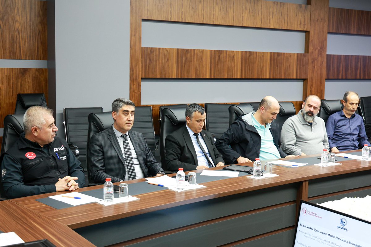 bingolvaliligi's tweet photo. ‘Deprem Master Planı Sonuç ve Değerlendirme Toplantısı’, Valimiz Sayın Cahit Çelik başkanlığında gerçekleştirildi.

Toplantıda, Bingöl Üniversitesi Enerji, Çevre ve Doğal Afet Uygulama ve Araştırma Merkezi Müdürü Kenan Akbayram tarafından Deprem Master Planı kapsamında yürütülen çalışmalar hakkında sunum yapıldı.

Sunumda; zemin ve jeofizik çalışmaları, sismik tehlikenin belirlenmesi, sismik riskin tanımlanması, deprem güvenli yerleşimler, deprem lojistiği, ekonomik kaynak yönetimi, sağlık hizmetleri, psiko-sosyal uyum, hukuk ve idari yapı için eylem planı, acil durumlar ve müdahale için eylem planı, afet atıkları yönetimi ile deprem bilgi altyapısı başlıklarında yürütülen çalışmalar ve planlanan uygulamalar ele alındı.

İlgili kurum temsilcilerinin katılımıyla gerçekleştirilen toplantıda, Bingöl’ün depreme hazırlık sürecine ilişkin mevcut durum değerlendirilirken; afet risklerinin azaltılması, kurumlar arası koordinasyonun güçlendirilmesi ve deprem öncesi, sırası ve sonrasına yönelik yapılacak çalışmalar konusunda istişarelerde bulunuldu.

Vali Çelik, toplantı sonrasında yaptığı değerlendirmede; “Bu plan, 12 başlık çerçevesinde alacağımız önlem ve tedbirler konusunda bizlere yön verecek; ilimizin hem depremlere hazırlık sürecinde hem de afetlere müdahale kapasitesinin güçlendirilmesinde önemli bir yol haritası olacaktır. 

Deprem Master Planında belirtilen hususlar doğrultusunda ilimizi depreme daha dayanıklı ve daha hazırlıklı bir şehir haline getirmek için her türlü çaba ve gayreti göstereceğiz” dedi.

@celikcahit