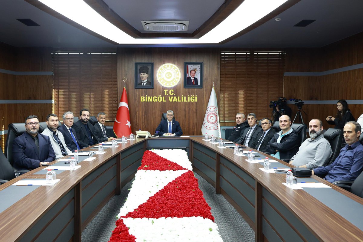 bingolvaliligi's tweet photo. ‘Deprem Master Planı Sonuç ve Değerlendirme Toplantısı’, Valimiz Sayın Cahit Çelik başkanlığında gerçekleştirildi.

Toplantıda, Bingöl Üniversitesi Enerji, Çevre ve Doğal Afet Uygulama ve Araştırma Merkezi Müdürü Kenan Akbayram tarafından Deprem Master Planı kapsamında yürütülen çalışmalar hakkında sunum yapıldı.

Sunumda; zemin ve jeofizik çalışmaları, sismik tehlikenin belirlenmesi, sismik riskin tanımlanması, deprem güvenli yerleşimler, deprem lojistiği, ekonomik kaynak yönetimi, sağlık hizmetleri, psiko-sosyal uyum, hukuk ve idari yapı için eylem planı, acil durumlar ve müdahale için eylem planı, afet atıkları yönetimi ile deprem bilgi altyapısı başlıklarında yürütülen çalışmalar ve planlanan uygulamalar ele alındı.

İlgili kurum temsilcilerinin katılımıyla gerçekleştirilen toplantıda, Bingöl’ün depreme hazırlık sürecine ilişkin mevcut durum değerlendirilirken; afet risklerinin azaltılması, kurumlar arası koordinasyonun güçlendirilmesi ve deprem öncesi, sırası ve sonrasına yönelik yapılacak çalışmalar konusunda istişarelerde bulunuldu.

Vali Çelik, toplantı sonrasında yaptığı değerlendirmede; “Bu plan, 12 başlık çerçevesinde alacağımız önlem ve tedbirler konusunda bizlere yön verecek; ilimizin hem depremlere hazırlık sürecinde hem de afetlere müdahale kapasitesinin güçlendirilmesinde önemli bir yol haritası olacaktır. 

Deprem Master Planında belirtilen hususlar doğrultusunda ilimizi depreme daha dayanıklı ve daha hazırlıklı bir şehir haline getirmek için her türlü çaba ve gayreti göstereceğiz” dedi.

@celikcahit