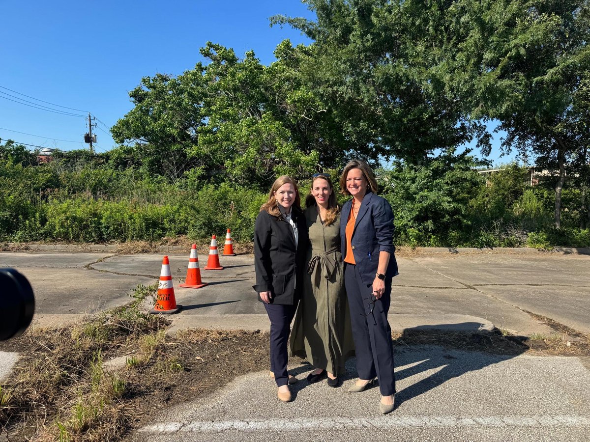 VoteAnnJohnson's tweet photo. Today we broke ground on the Cypress Ditch Flood Mitigation Project in Bellaire!

Last session, I worked with state and local leaders to secure $54 million from the state so we could protect our city without raising taxes.

This is how we build a more resilient Houston. https://t.co/cD4XUegyL1