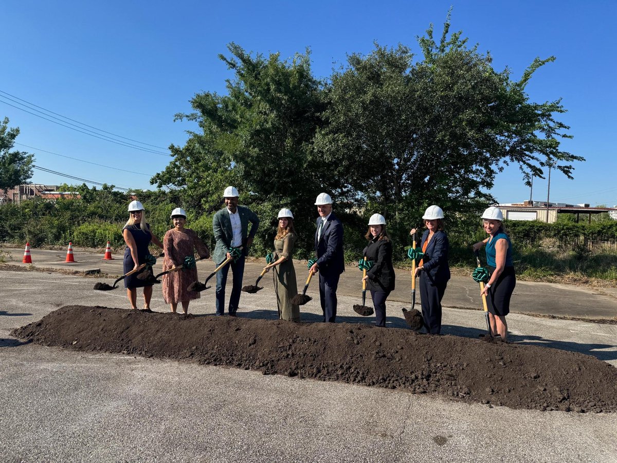 VoteAnnJohnson's tweet photo. Today we broke ground on the Cypress Ditch Flood Mitigation Project in Bellaire!

Last session, I worked with state and local leaders to secure $54 million from the state so we could protect our city without raising taxes.

This is how we build a more resilient Houston. https://t.co/cD4XUegyL1