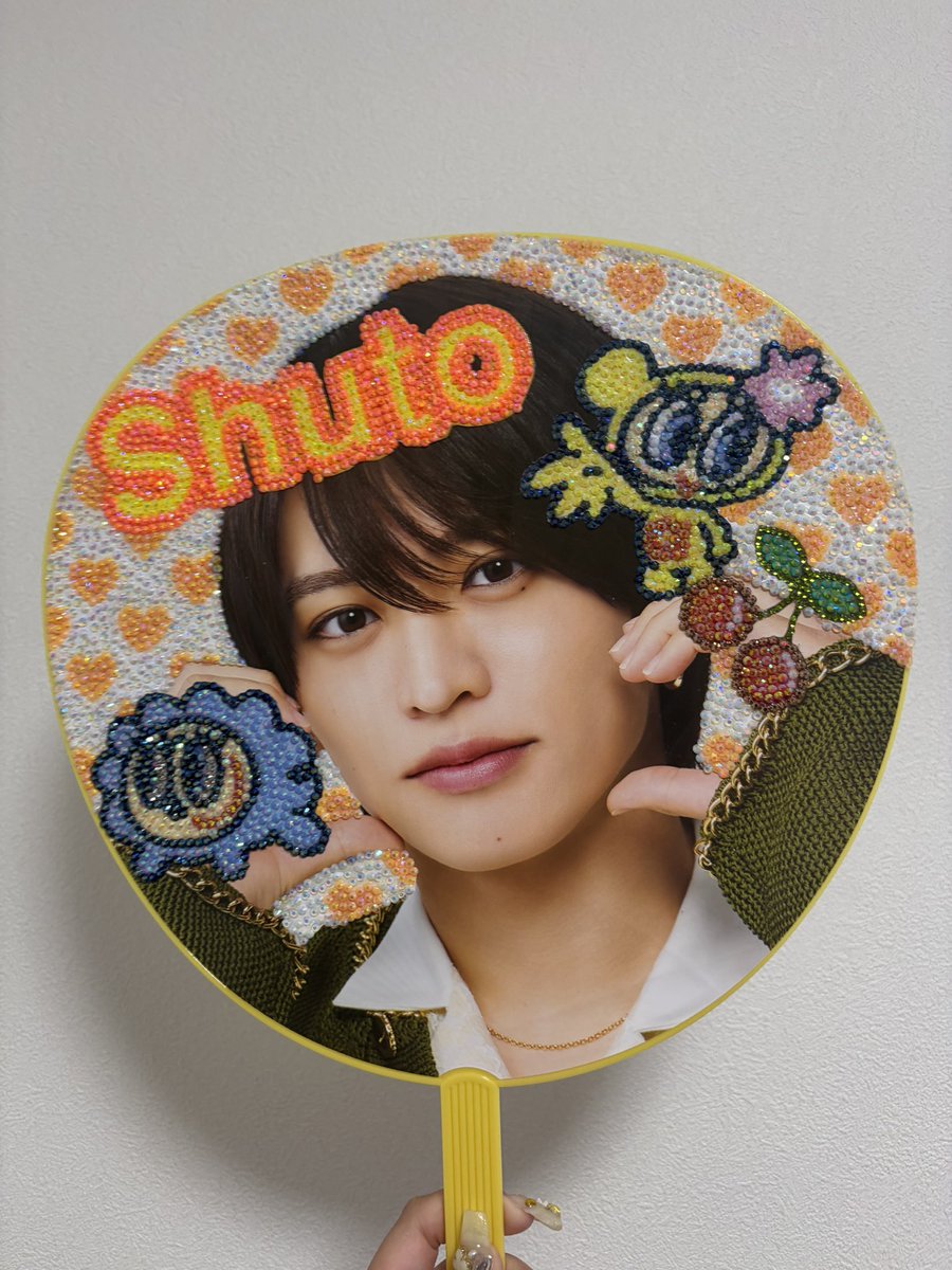 デコうちわ完成しましたー💛 ツアー初日まであと数日！！ なんか一気に