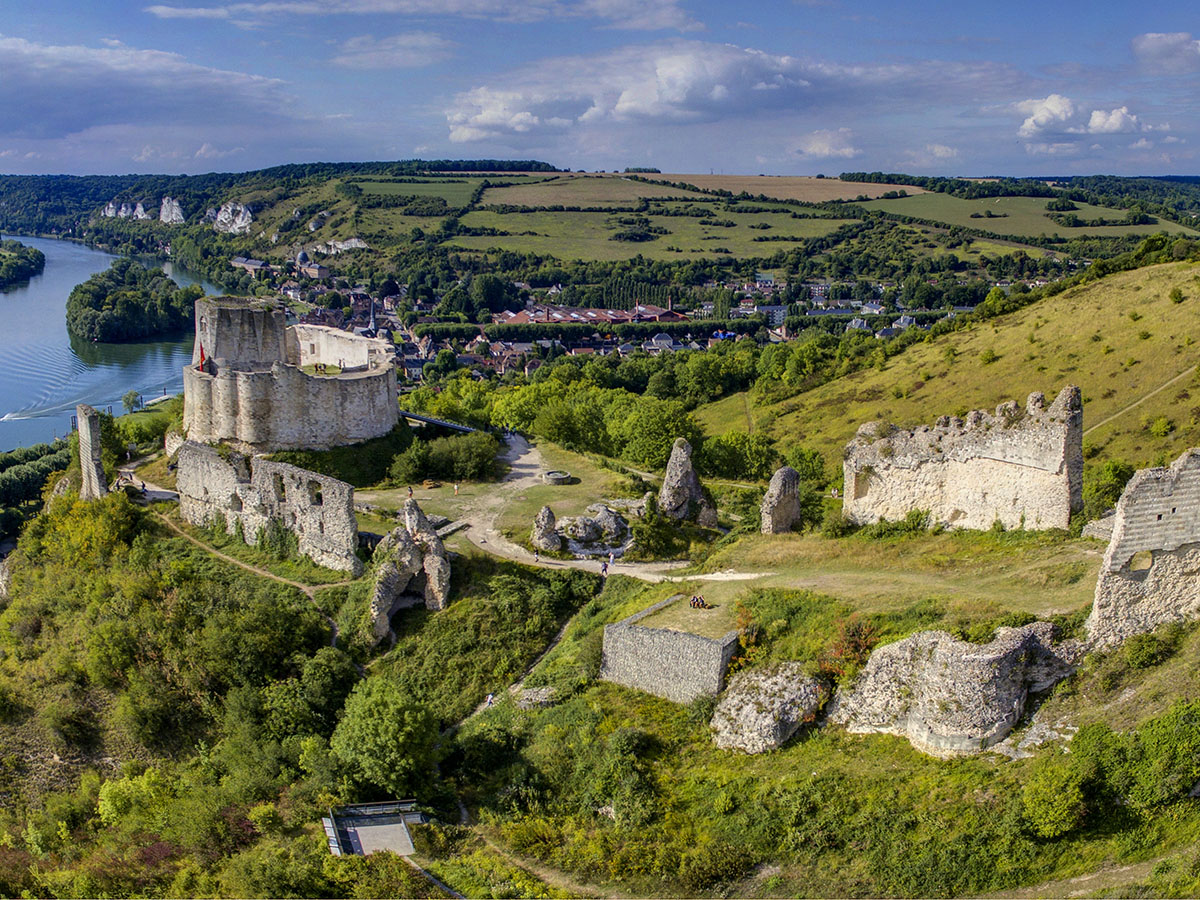 TerraNormandia's tweet photo. Château Gaillard, Les Andelys. Richard Cœur de Lion le fit construire en moins de 2 ans, un record au Moyen-Âge. Il viola un traité et spolia l'archevêque de Rouen pour s'emparer du terrain. Il aurait dit en le voyant : "Comme elle est belle, ma fille d'un an !" Les ruines dominent encore la Seine aujourd'hui.  #Normandie #RichardCœurdeLion #Patrimoine