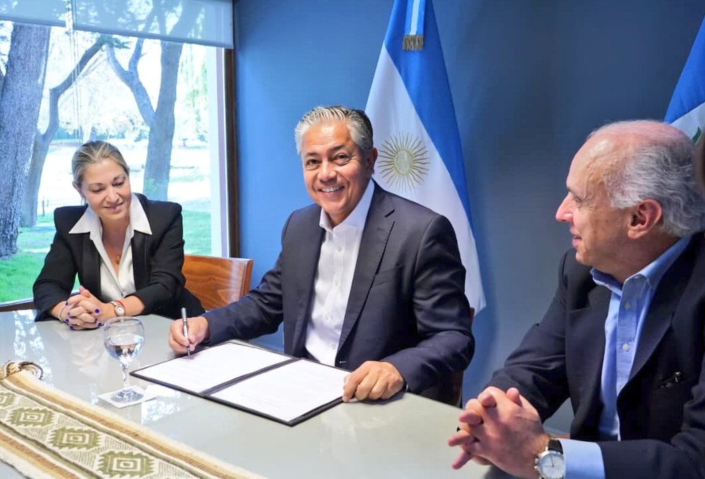 Rolo_Figueroa's tweet photo. NUEVOS APORTES PARA BECAS Y EMPLEA NEUQUÉN

Seguimos fortaleciendo dos políticas públicas clave de nuestra gestión: las becas Gregorio Álvarez y Emplea Neuquén. 

GeoPark aportará 250 mil dólares para seguir ampliando las becas Gregorio Álvarez y garantizar más acceso a la educación. @Shell, por su parte, renovó su acompañamiento a Emplea Neuquén con más de 150 mil dólares para ampliar capacitaciones y generar más herramientas de inserción laboral. 

El @IAPG_Info cumple un rol central en esta articulación público privada, promoviendo el compromiso de las empresas del sector con el desarrollo de nuestra provincia.