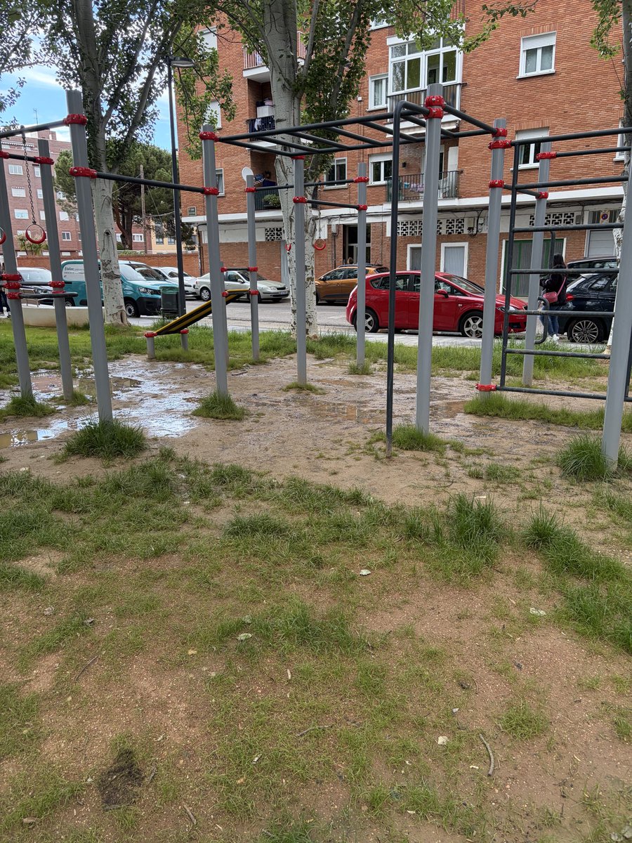 ChemaLaso's tweet photo. Hubiera costado mucho poner la zona del pin-pon y la de calistenia de un suelo que permitiera su uso durante todo el año? @PalenciaAyto @mndres @RodrigoSMF @PalenciaVamos https://t.co/XFu1YAkGLF