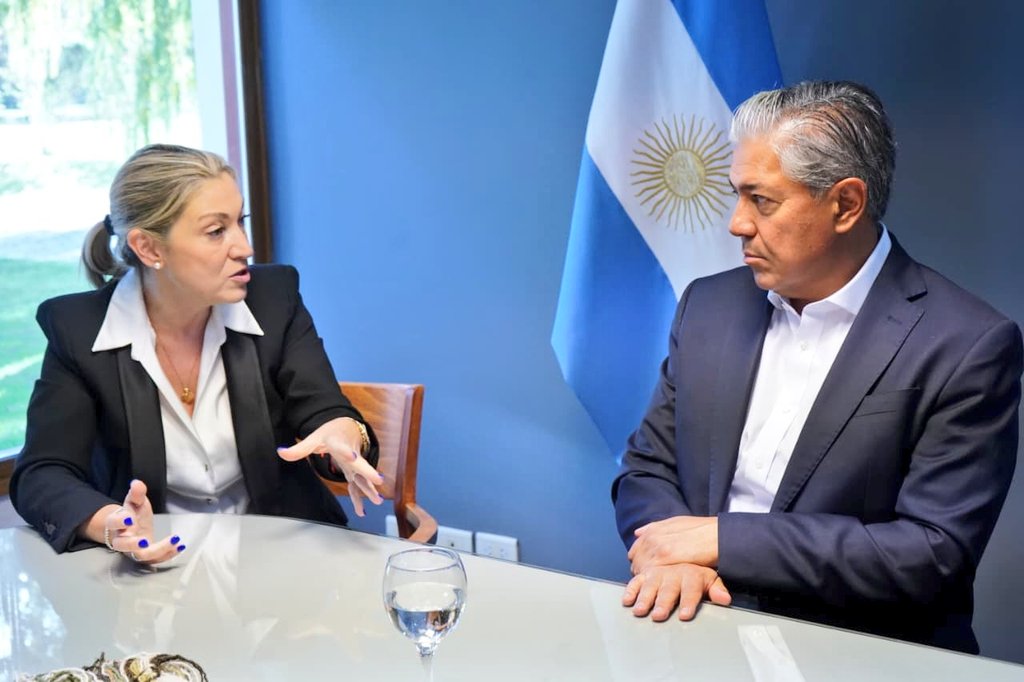 Rolo_Figueroa's tweet photo. NUEVOS APORTES PARA BECAS Y EMPLEA NEUQUÉN

Seguimos fortaleciendo dos políticas públicas clave de nuestra gestión: las becas Gregorio Álvarez y Emplea Neuquén. 

GeoPark aportará 250 mil dólares para seguir ampliando las becas Gregorio Álvarez y garantizar más acceso a la educación. @Shell, por su parte, renovó su acompañamiento a Emplea Neuquén con más de 150 mil dólares para ampliar capacitaciones y generar más herramientas de inserción laboral. 

El @IAPG_Info cumple un rol central en esta articulación público privada, promoviendo el compromiso de las empresas del sector con el desarrollo de nuestra provincia.