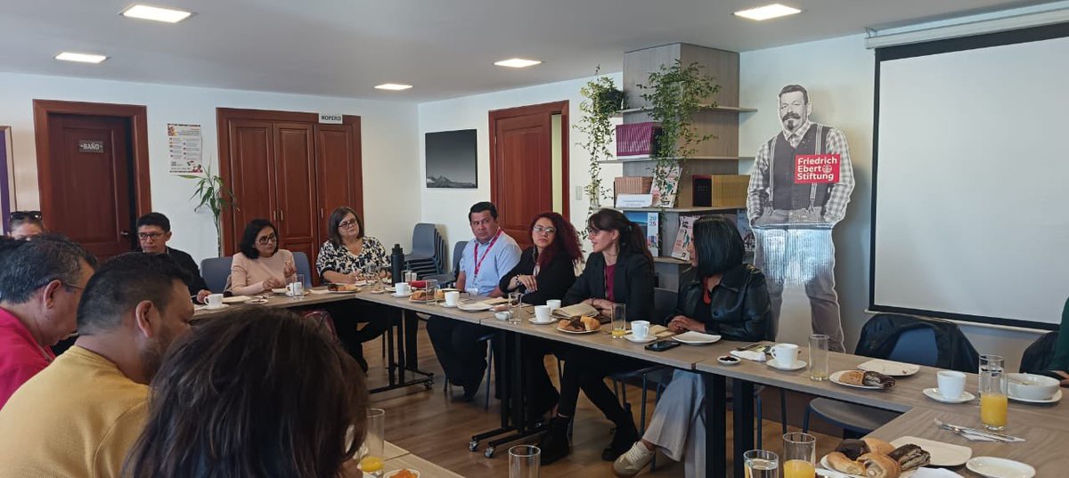 prensaceosl's tweet photo. 🌎 Encuentro con organizaciones internacionales en Ecuador, en la sede de @EcuadorFes como parte de la agenda de la #MisiónSindicalInternacional.

Un espacio clave para dialogar sobre libertad sindical, democracia, derechos laborales y respuestas institucionales frente a la situación del país.

#LibertadSindical #Democracia #TrabajoDigno