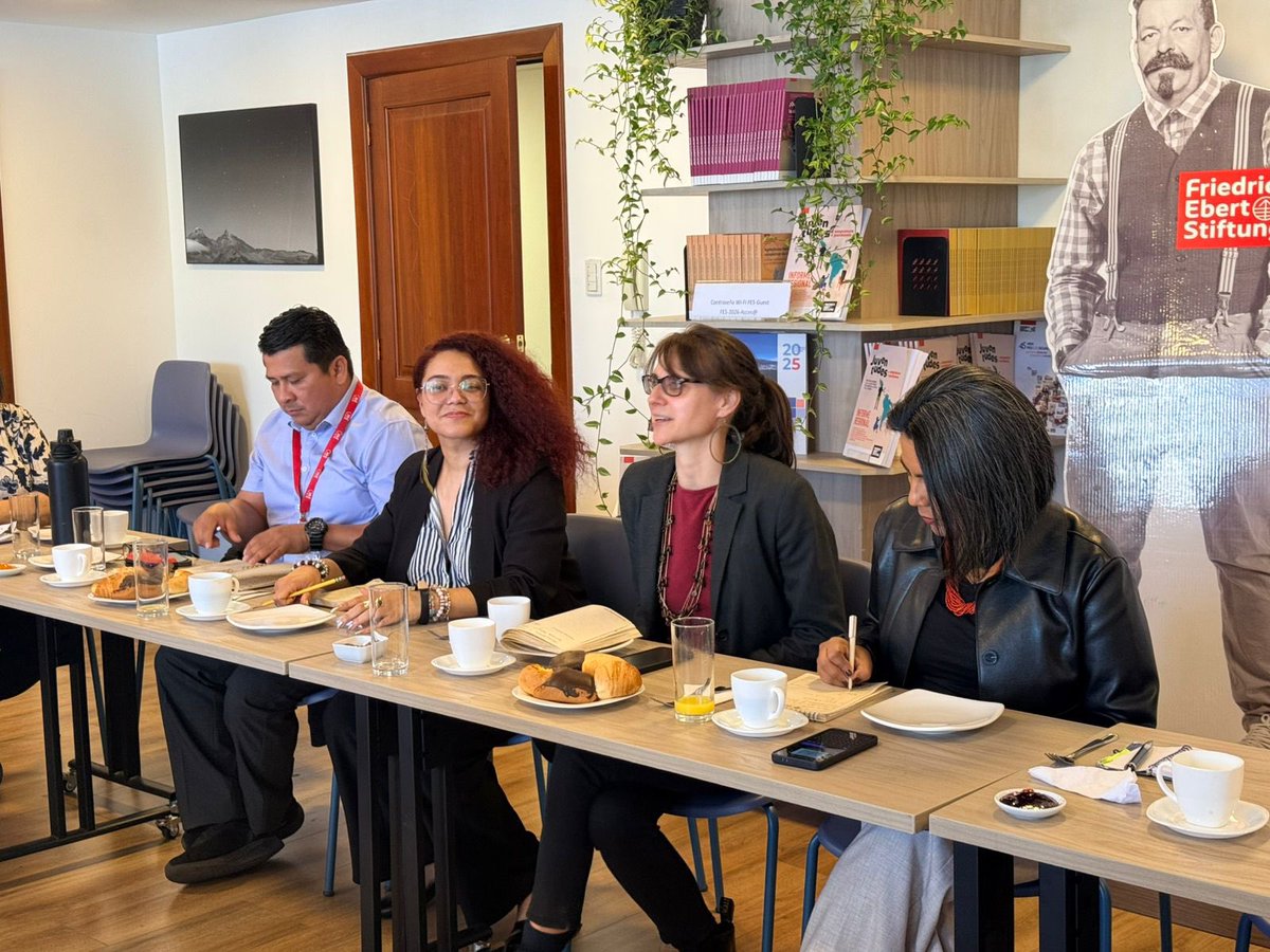 prensaceosl's tweet photo. 🌎 Encuentro con organizaciones internacionales en Ecuador, en la sede de @EcuadorFes como parte de la agenda de la #MisiónSindicalInternacional.

Un espacio clave para dialogar sobre libertad sindical, democracia, derechos laborales y respuestas institucionales frente a la situación del país.

#LibertadSindical #Democracia #TrabajoDigno