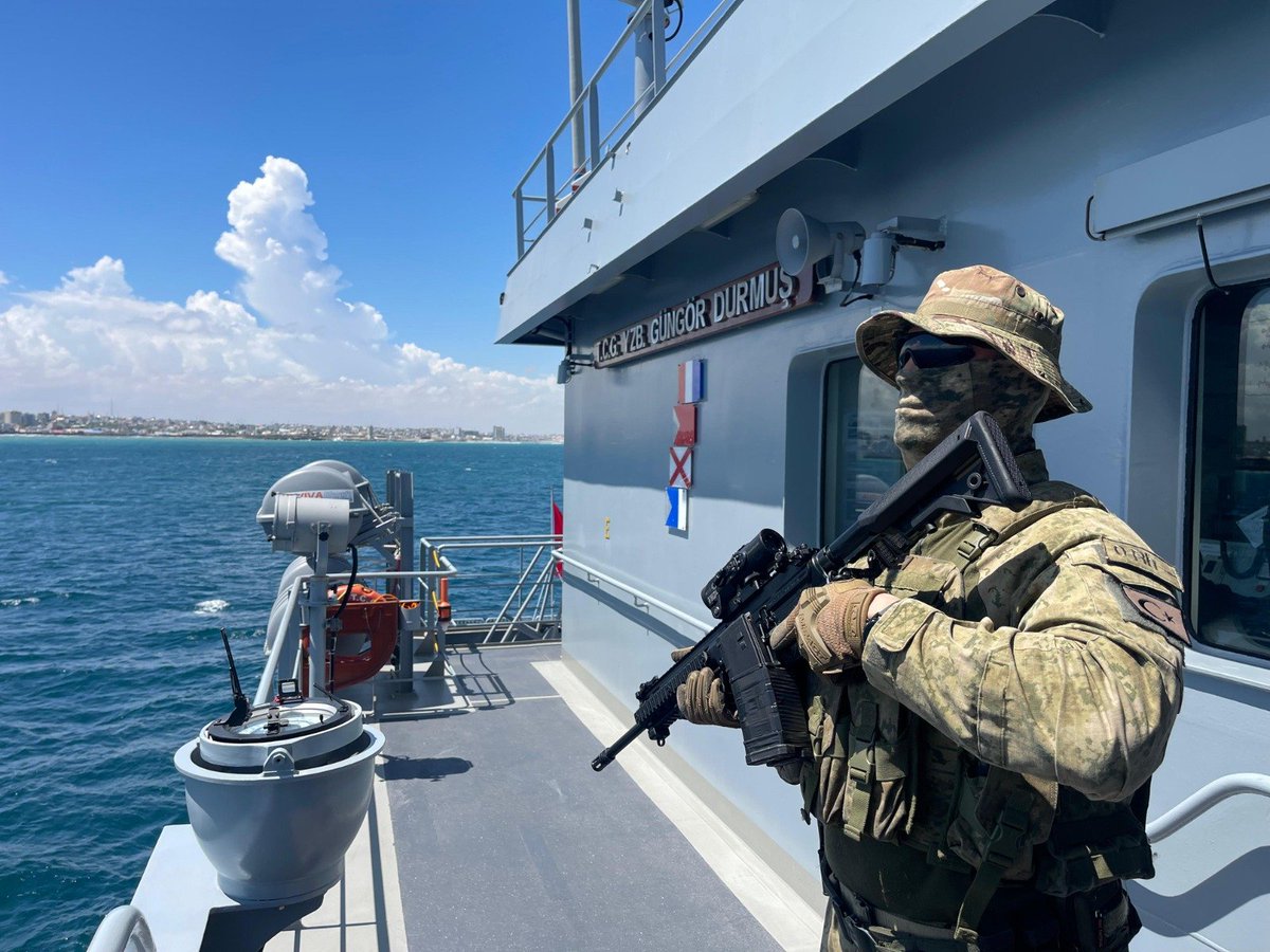 bpthaber's tweet photo. Türk ordusu, Somali Türk Görev Kuvveti Askeri Okul Komutanlığında eğitim gören öğrencilere uygulamalı temel denizcilik eğitimleri verdi. https://t.co/uXJjEuBR6J