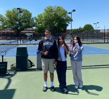 smfalcons's tweet photo. A huge thank you to the Rock Hill Tennis Center for allowing our PE classes to use the tennis courts during class! We appreciate your support in helping our students stay active, learn new skills, and have fun on the courts. https://t.co/3uHFE1bHW2