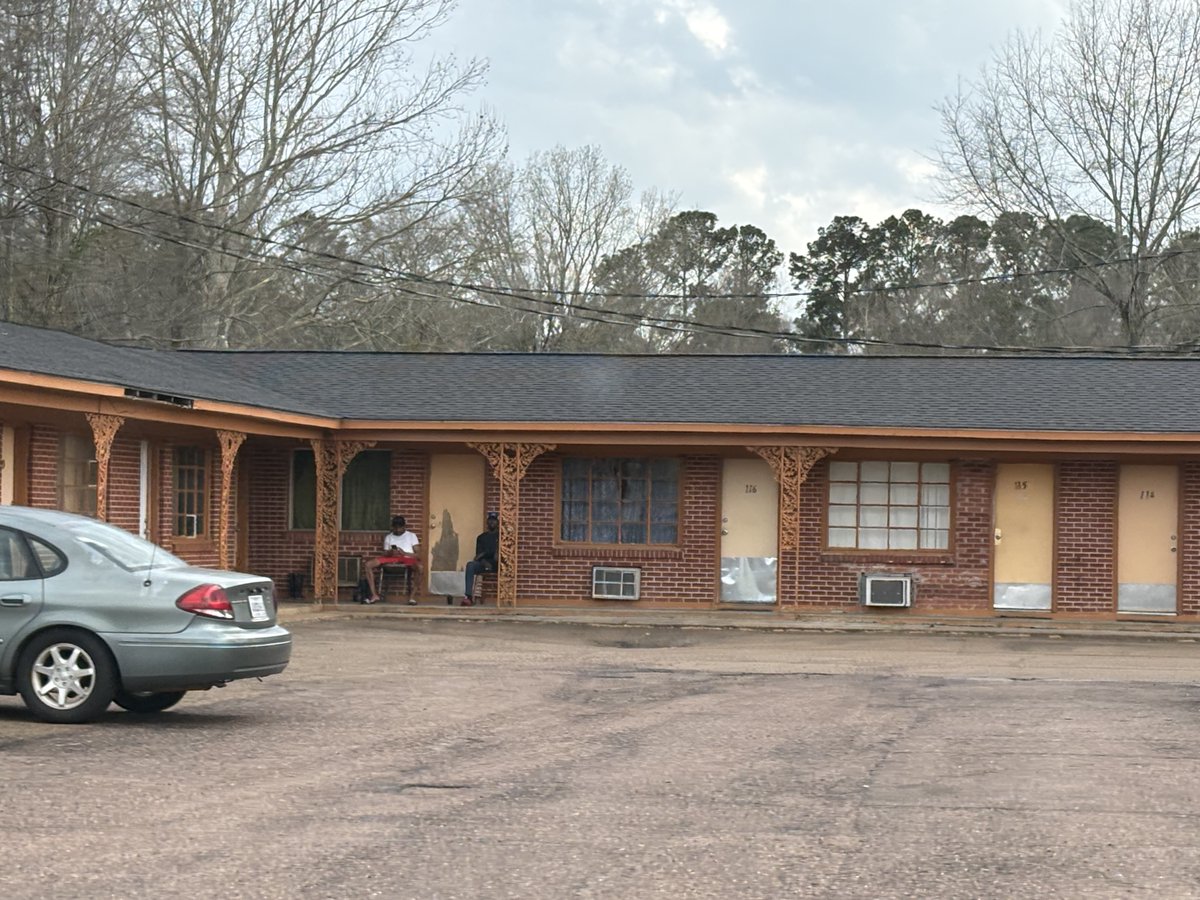 authorrickacker's tweet photo. I'm thinking this might be a future story setting  ... iit's the grim-but-cheap hotel we stayed in when we came down to Possumneck for "vacations" when I was a kid. https://t.co/HfFLCNnDdS