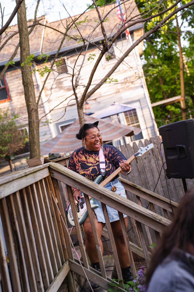 mangotreeband's tweet photo. midwest folk punk is so UP! huge thanks to @willpointnshoot for capturing us at stoop🥭 https://t.co/Pa8eDNHi5v