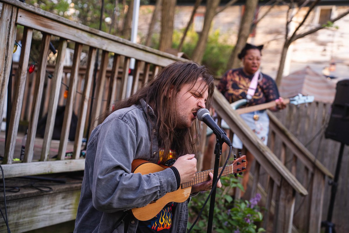 mangotreeband's tweet photo. midwest folk punk is so UP! huge thanks to @willpointnshoot for capturing us at stoop🥭 https://t.co/Pa8eDNHi5v