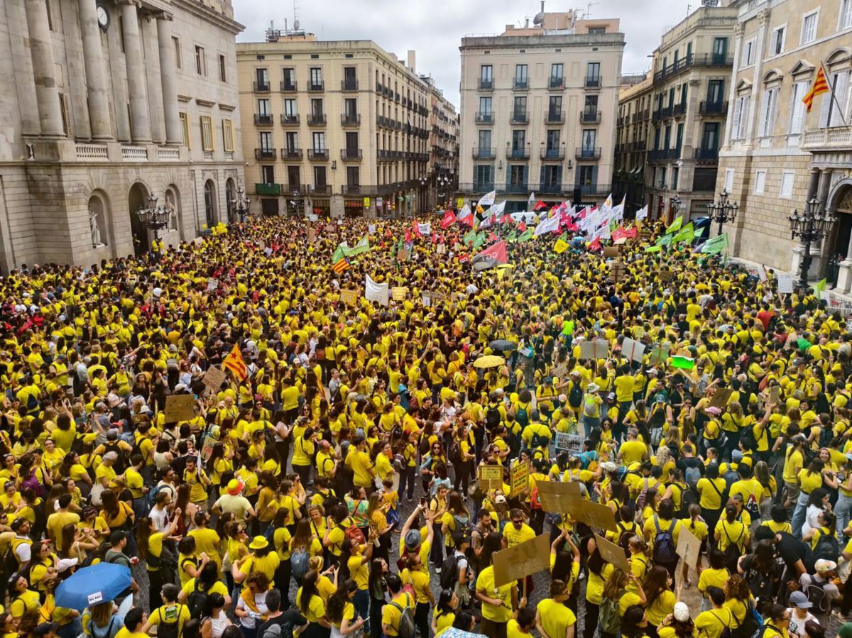 avinyals's tweet photo. @etherniubo @govern Ens insulteu mentint i defensant un acord vergonyós, ens infiltreu policia i us afanyeu a millorar condicions a tot col·lectiu no docent. Què us passa amb l'@educaciocat? Quin país voleu? -ràtios -imposicions curriculars +negociar +català +salari ja! https://t.co/SmQJ9DtuRl